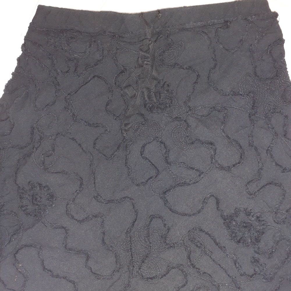 Black textured mini skirt
